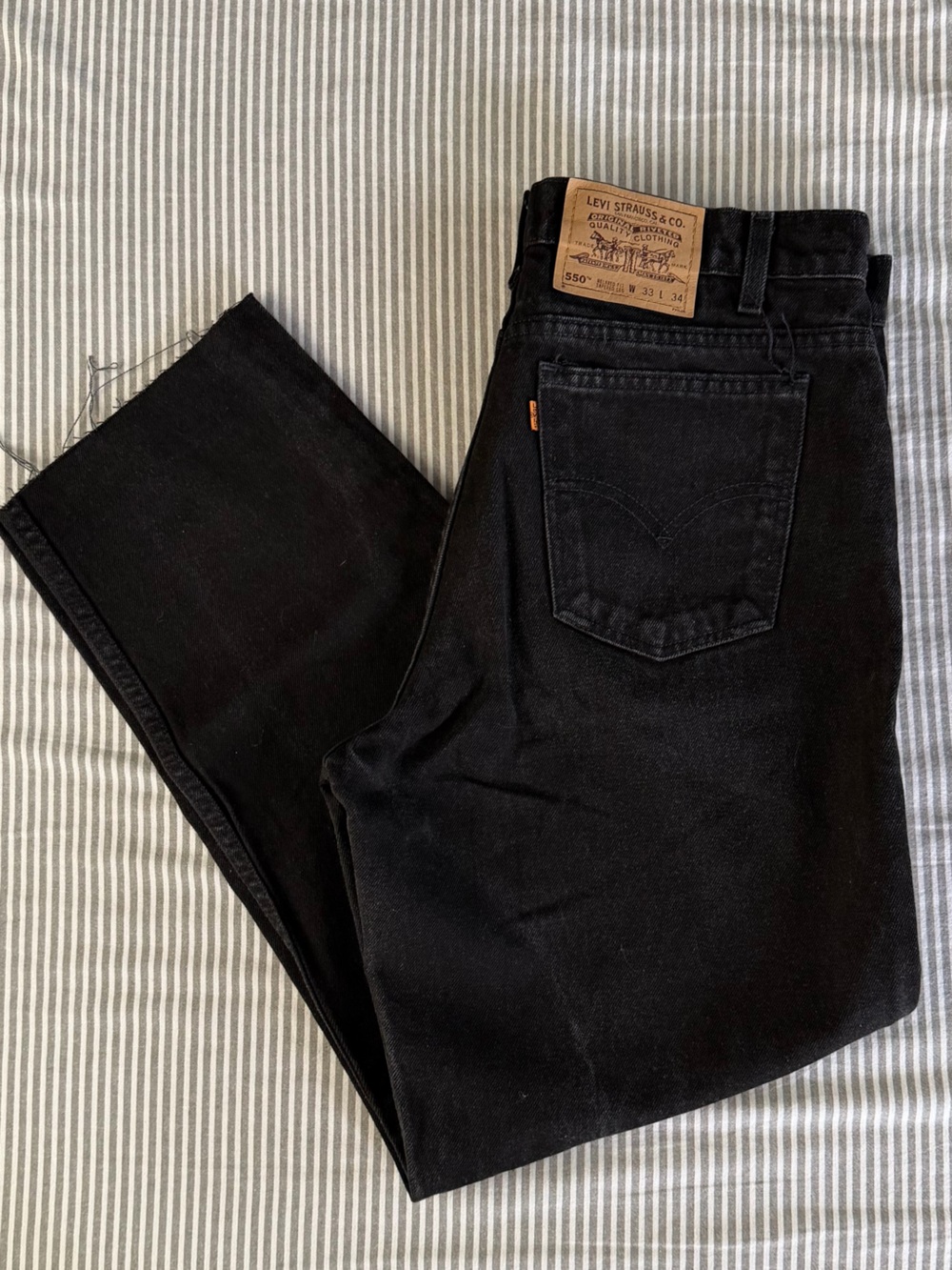 Levi's 550 Men’s Black Straight Leg Jeans 33x34 Cropped & Raw Edge